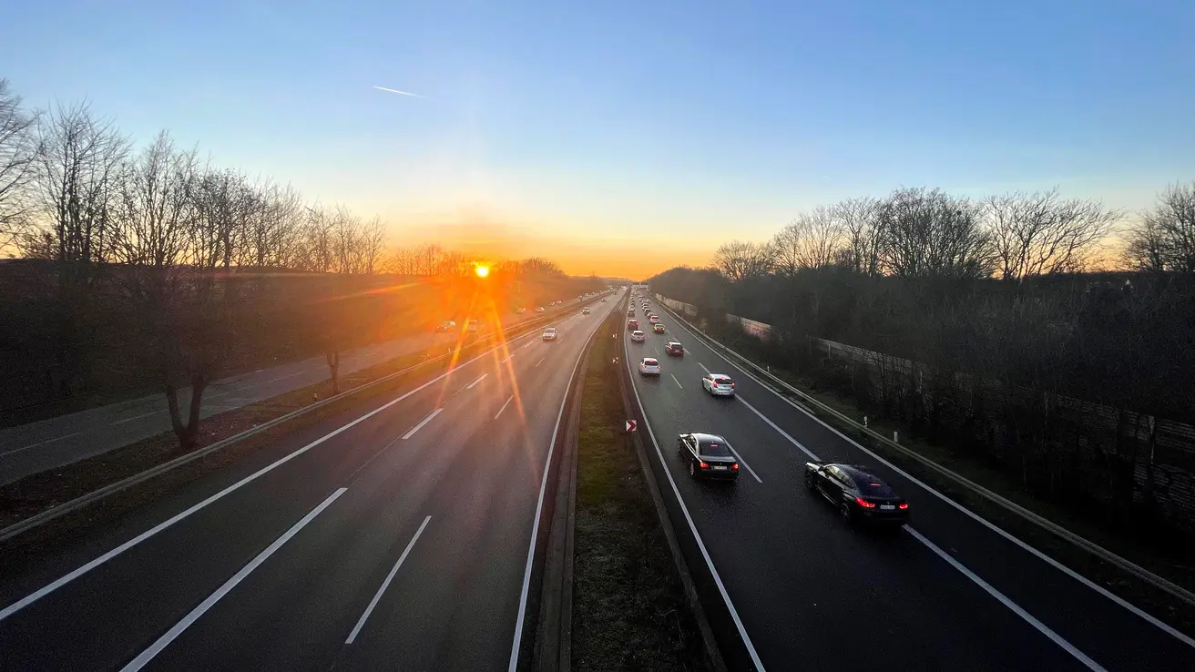 Sonnenuntergang über der A40 bei Mülheim