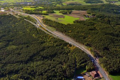 Luftaufnahme der Fahrbahnverlegung der A70 aus einem Rutschhangbereich bei Thurnau (Foto: Hajo Dietz - Nürnberg Luftbild)