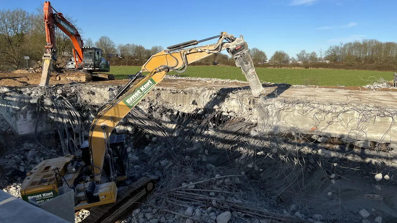 Im Januar 2025 „knabberten“ Bagger am maroden Bauwerk an der A1 im Autobahnkreuz Bargteheide