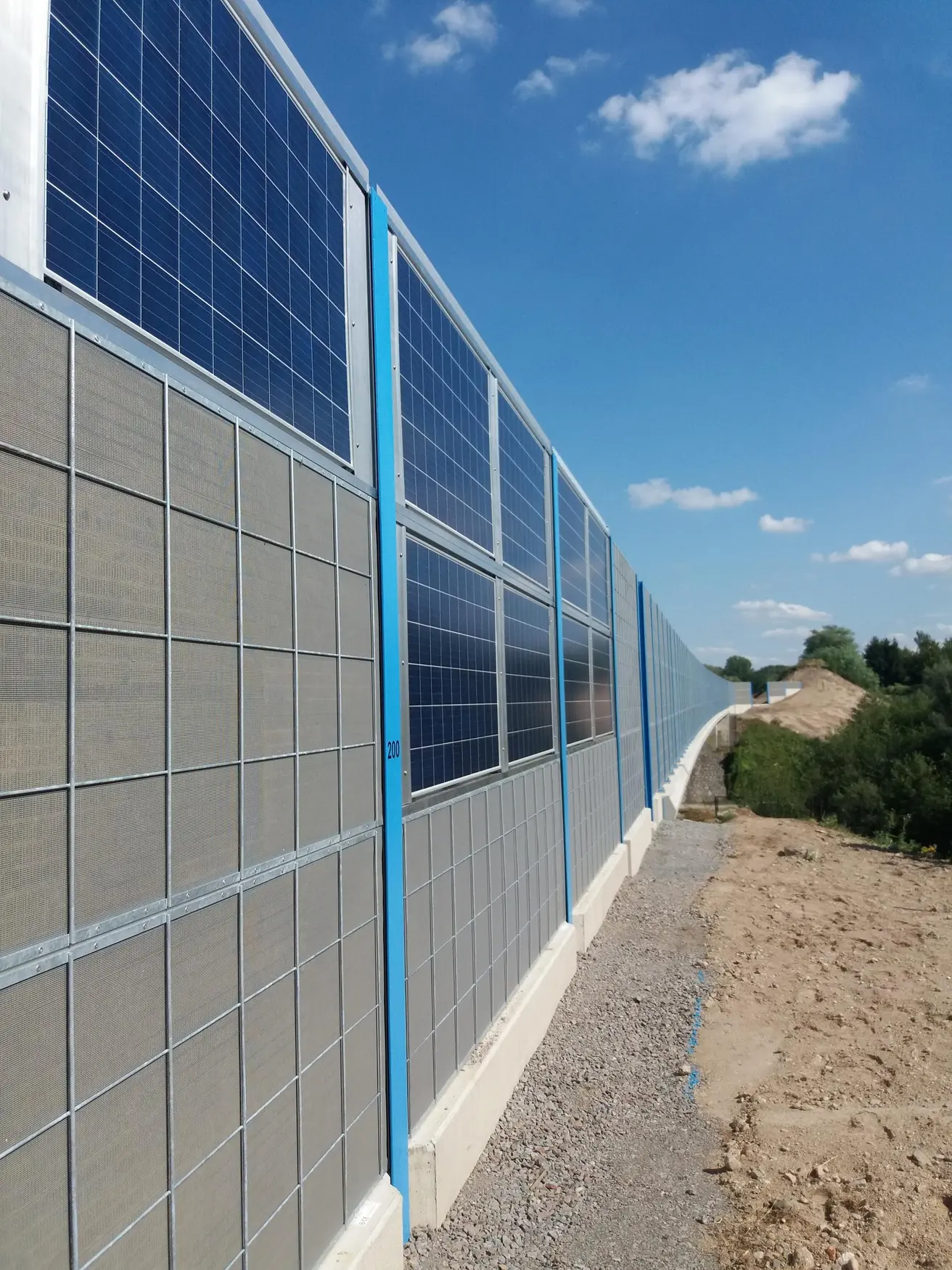Lärmschutzwand mit Photovoltaikelementen an der A3 bei Aschaffenburg (Foto: Autobahn GmbH des Bundes)