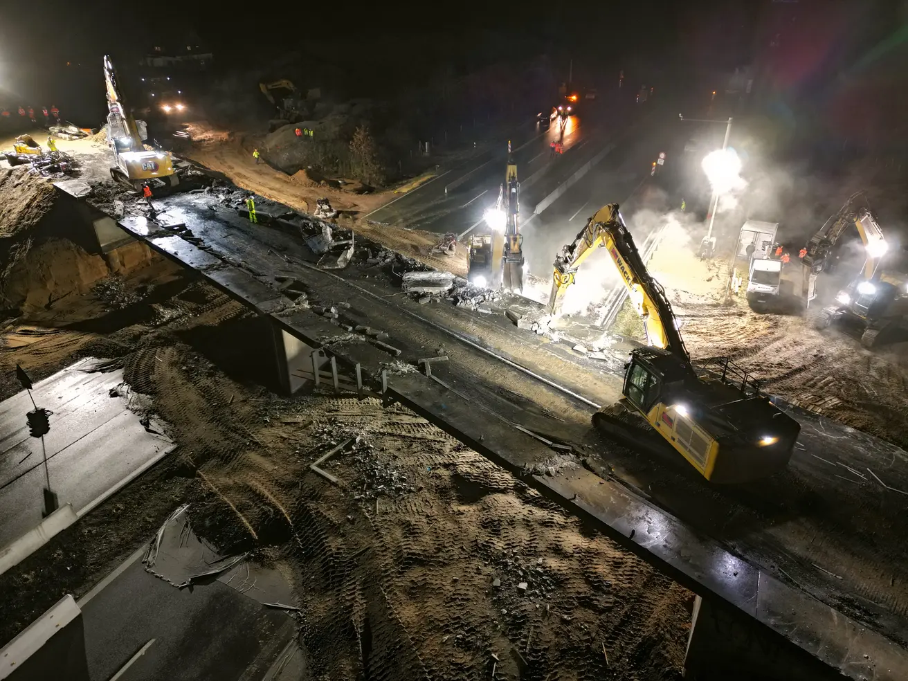 Abbruch des Bestandsbauwerks (Foto: Hajo Dietz - Nürnberg Luftbild)