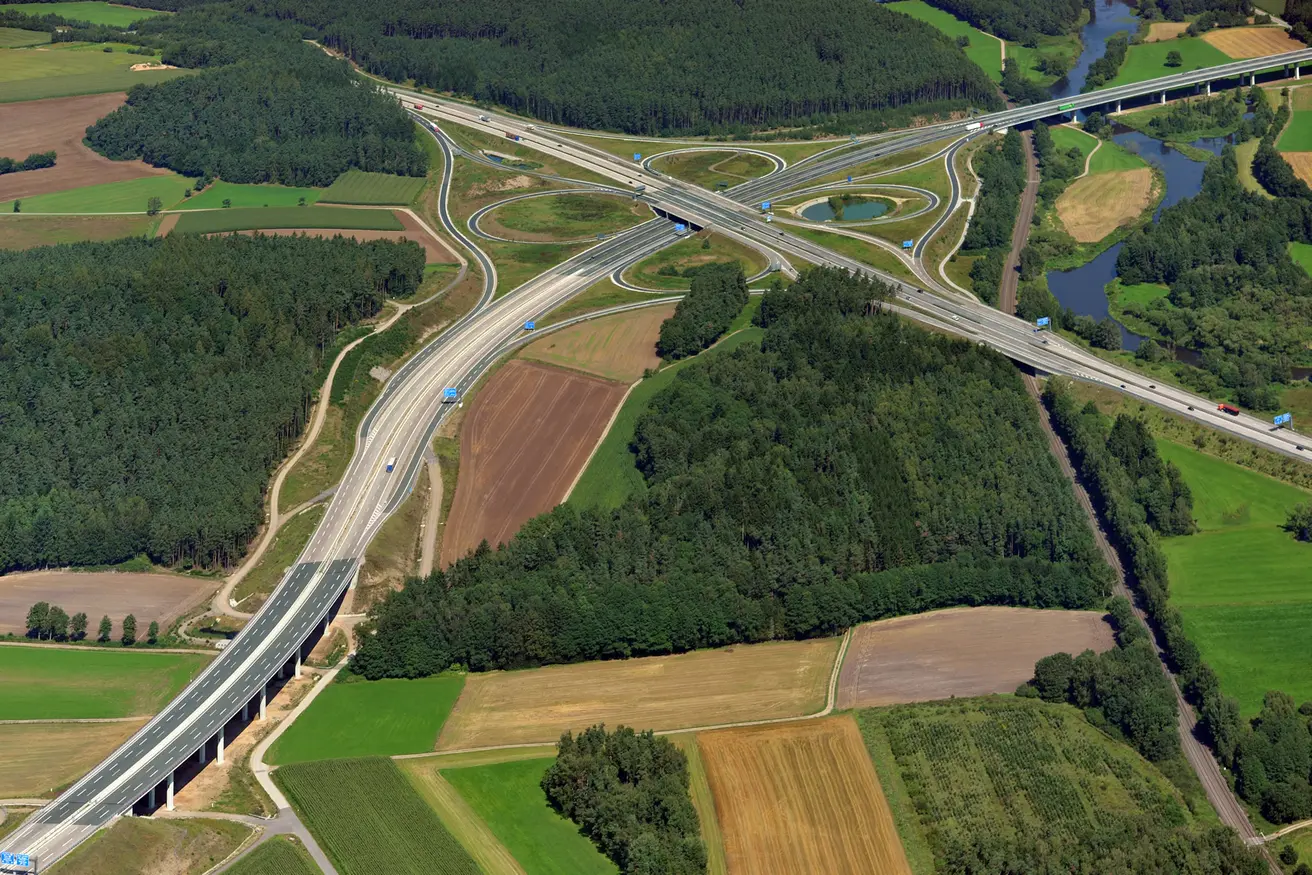 Luftaufnahme der Ödschlagtalbrücke und Autobahnkreuz Oberpfälzer Wald (Foto: Hajo Dietz - Nürnberg Luftbild, 2012)