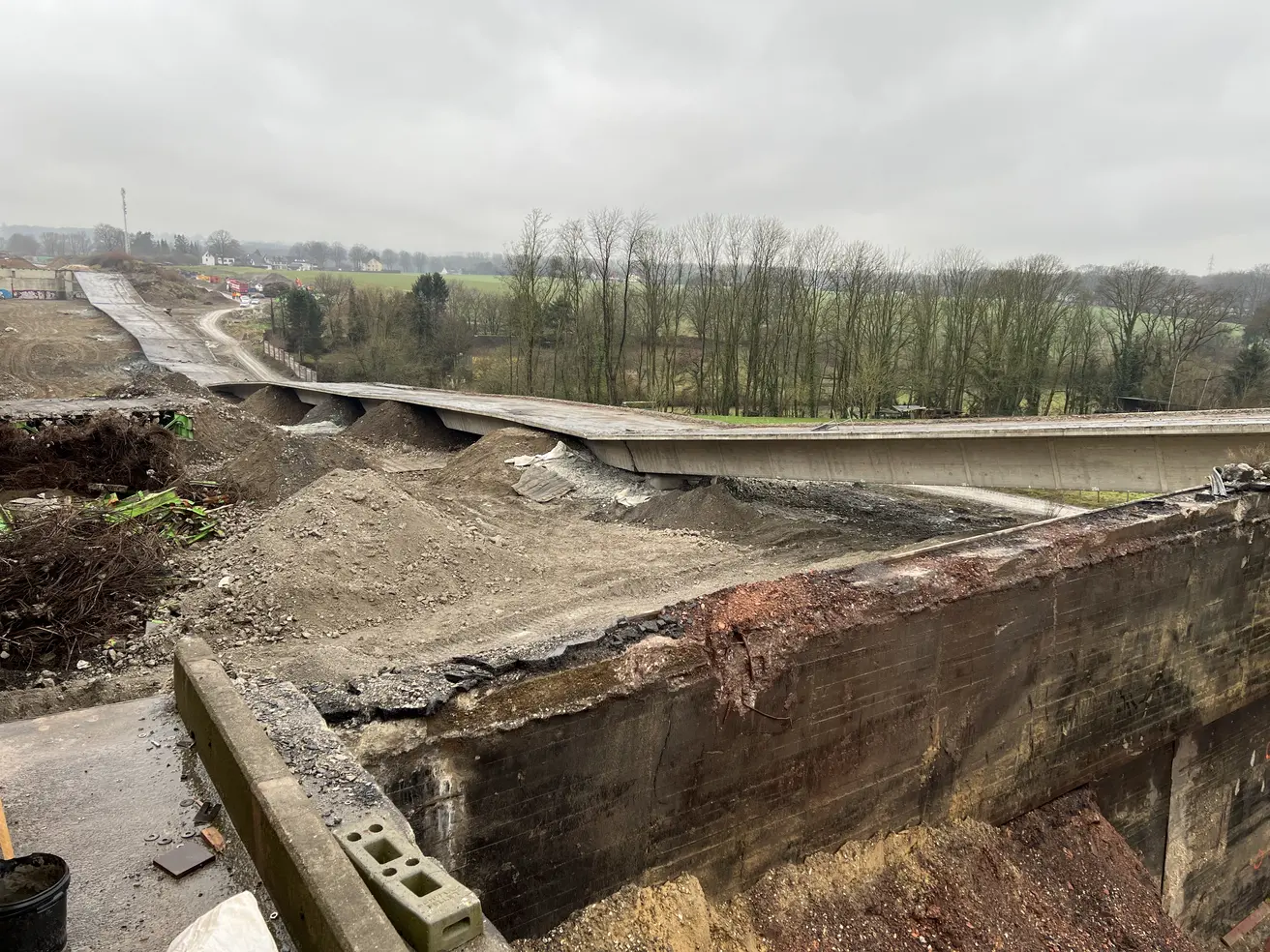 Das dritte Teilbauwerk der Liedbachtalbrücke wurde erfolgreich gesprengt.