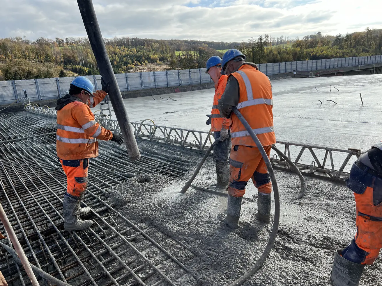 Mit einer Pumpe wird der Beton für die Fahrbahnplatte eingefüllt.