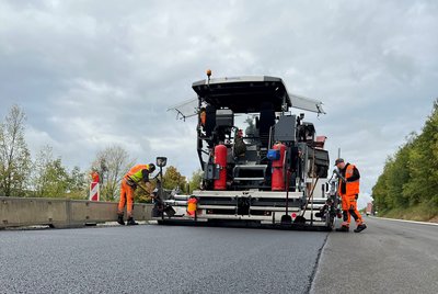 Beim Einbau des Asphalts entstehen potenziell gesundheitsschädliche Dämpfe. Spezieller Niedrigtemperaturasphalt wird nun in einem Pilotprojekt auf der A46 erprobt.