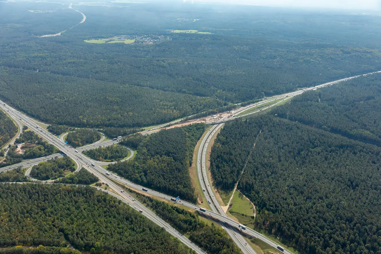 Autobahnkreuz Nürnberg mit Bauwerk A9 über A3 (BW373c) (Foto: FrankenAir)