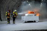 Einsatzkräfte löschen Fahrzeug