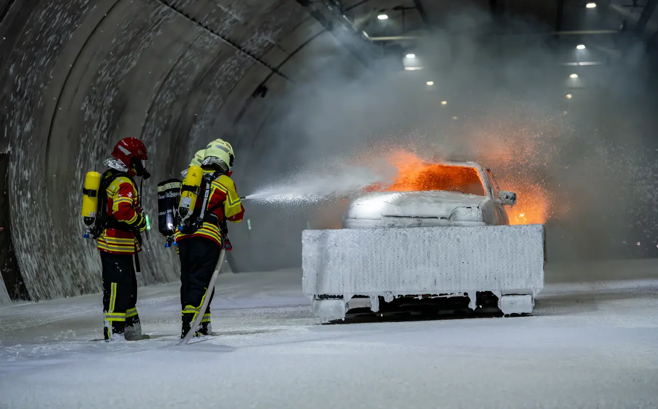 Einsatzkräfte löschen Fahrzeug